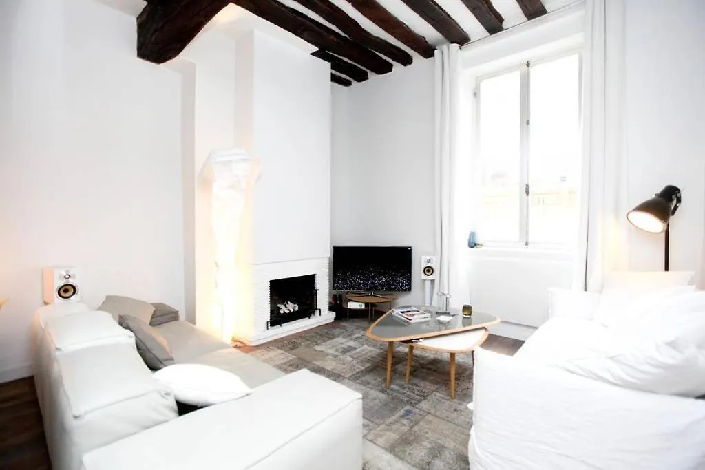 Charms Cosiness And Design In Le Marais location